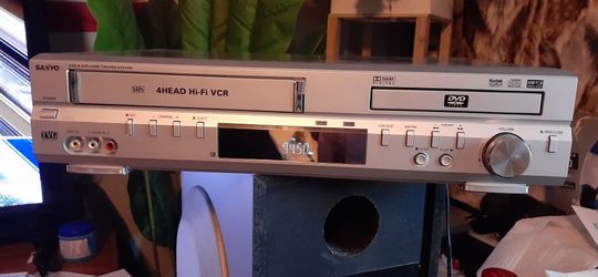 SANYO AM/FM VCR/DVD PLAYER WITH 6 SPEAKER SURROUND SOUND SYSTEM READ BELOW CLICK ON THE PICTURE YOU WILL GET FULL PICTURE SIZE