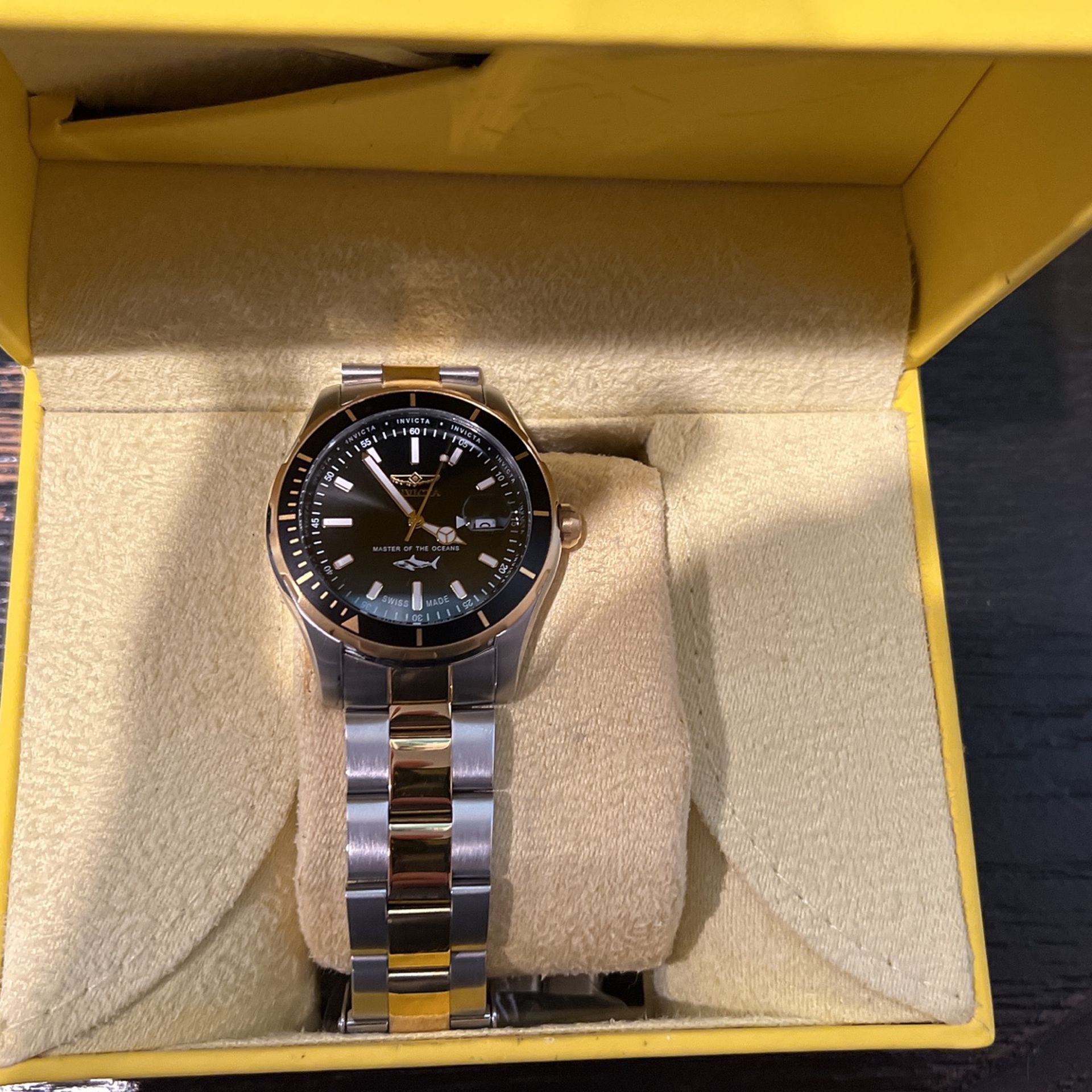 (BRAND NEW) Gold & Silver INVICTA WATCH