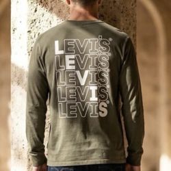 Men’s Levi Long Sleeve Graphic Tee Large