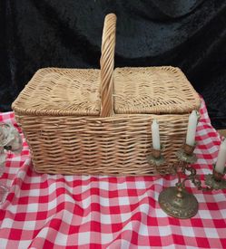 Extra Large Wicker Picnic Basket with Lid and Handle