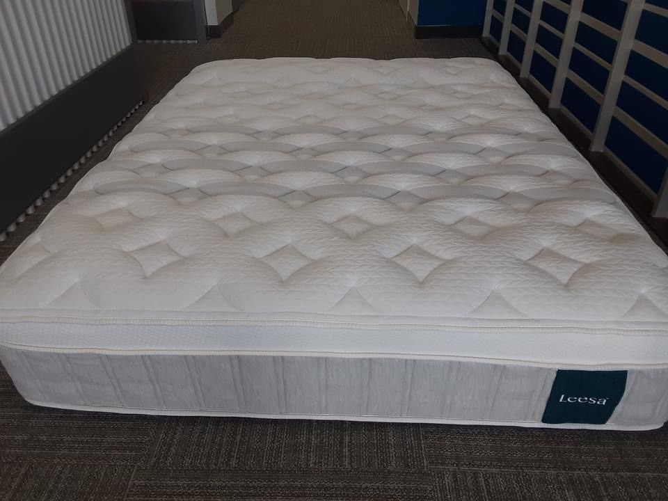 Oasis Chill Hybrid Mattress, Queen, Firmness: Cushion Firm Like New, Perfect Condition $500 