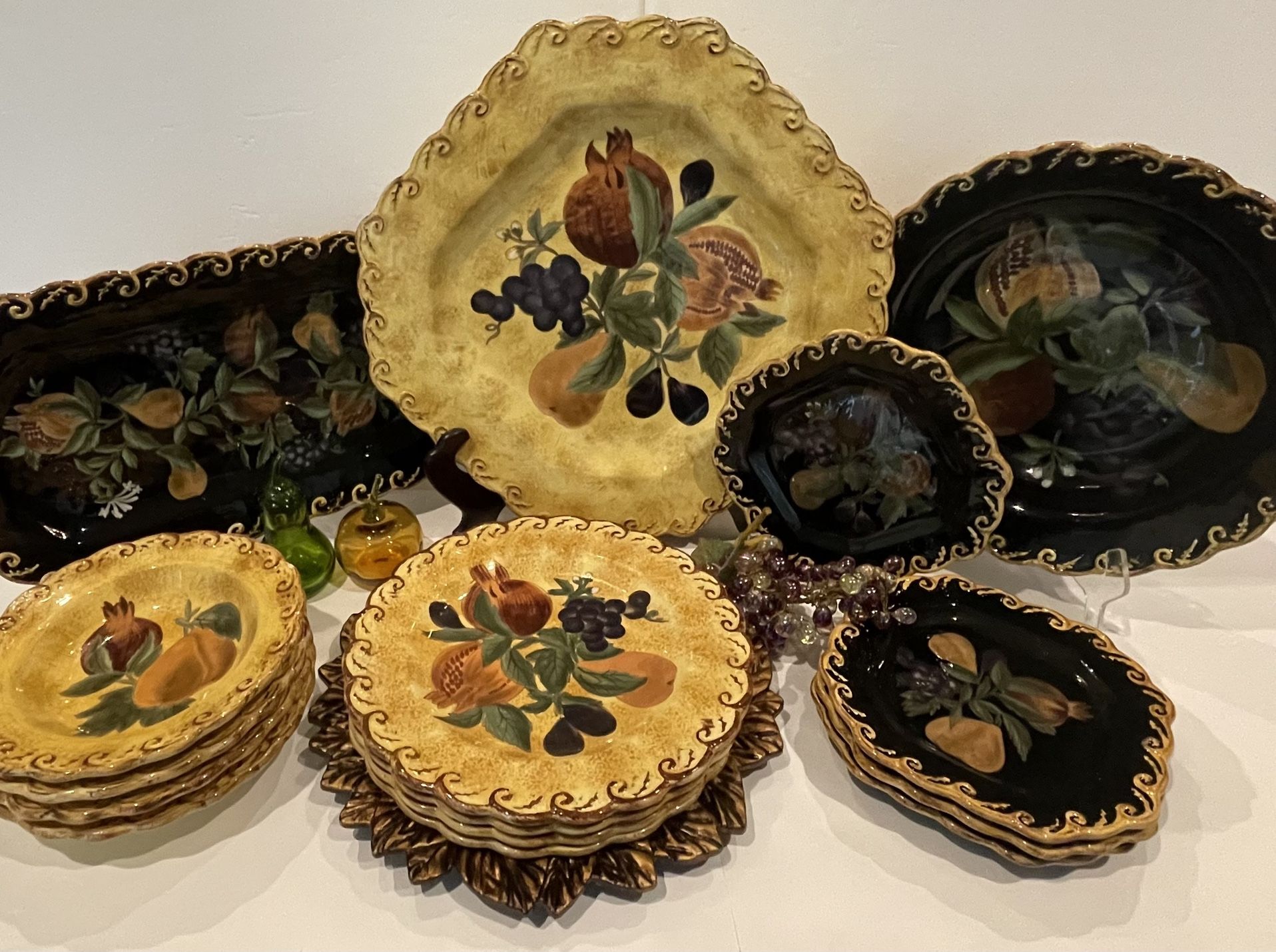 Dinnerware “Raymond Waiteds Pompeii “ collection Fruit Pattern 4 Dinner plates for soup bowls for salad plates
