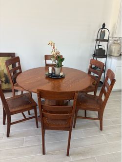 Dining table w/ 6 chairs Quarter Sawn Oak nailhead chairs leather seats.. High Quality!
