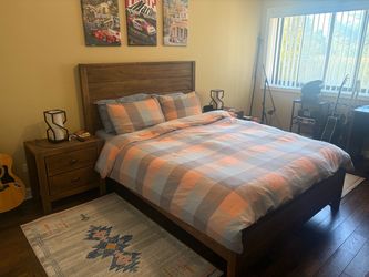 queen-size bed with 2 nightstands