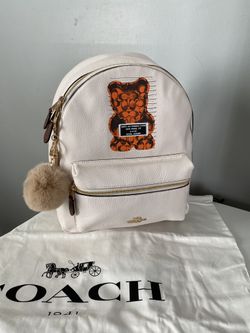 COACH リュック Bear Gummy コーチ NWT COACH CHARLIE VANDAL GUMMY BEAR CHALK MEDIUM LEATHER