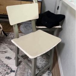 LOW PRICE MOVING- STUNNING COUNTER HEIGHT BAR STOOLS