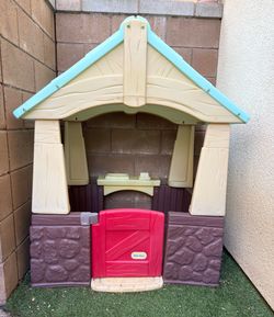 Kids outdoor playhouse
