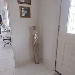 TALL  METAL  VASE  / GREAT DECOR 