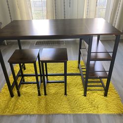 Desk With 2 Chairs And Carpet 