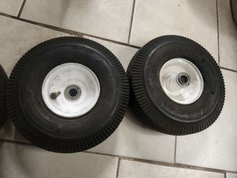 4 llantas neumáticas 4.10/3.50-4 con rin y baleros. Buen estado, listas para carrito, diablito o carretilla. $50 OBO (o mejor oferta).