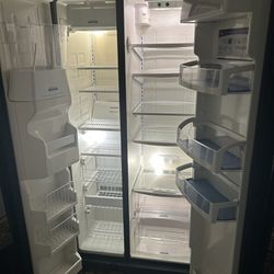 Whirlpool/ice maker Refrigerator Good Condition 