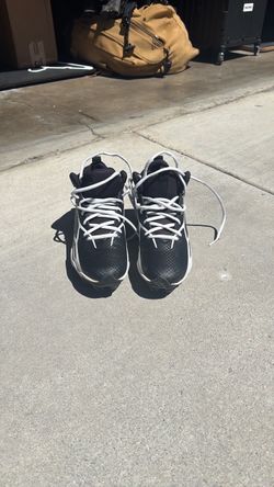 Kids cleats size 4.5