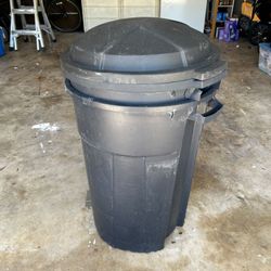 Trash Cans with Dome Lids, Pair - Utility/Damaged
