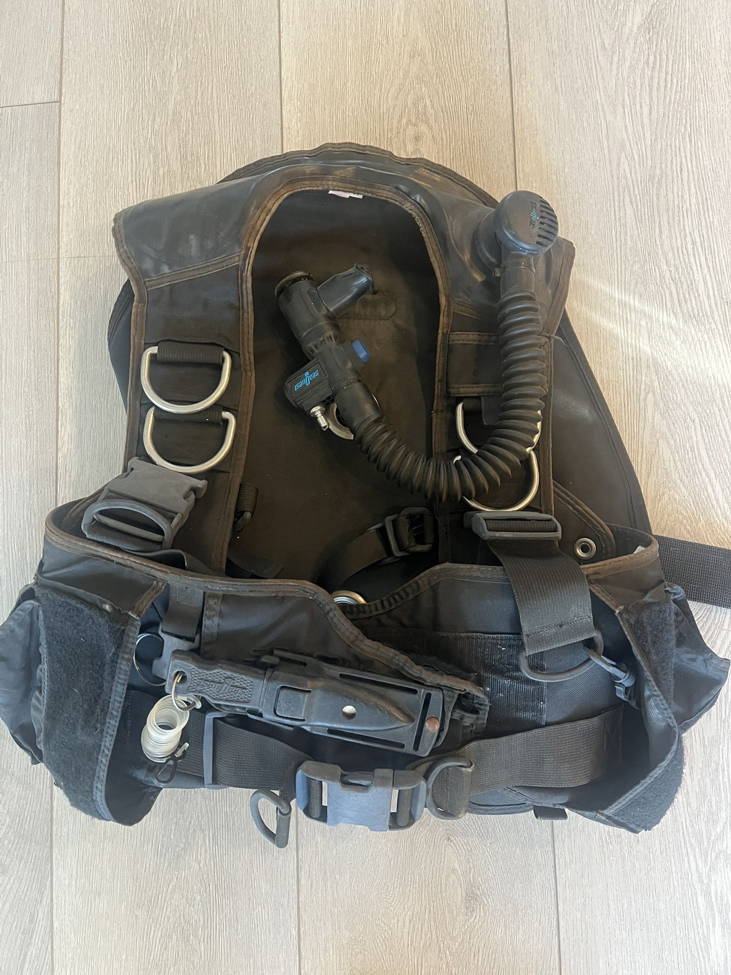 SeaQuest BCD Back Inflate Size Medium, Integrated weight pockets