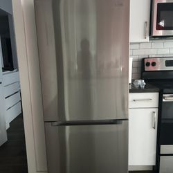 Bottom Freezer Refrigerator in Stainless Steel