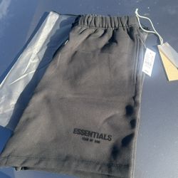 ESSENTIAL BLACK SHORTS