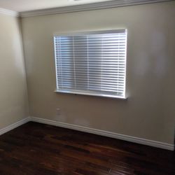 LIKE NEW FAUX WOOD CORDLESS BLINDS