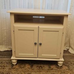Riverside Furniture TV Stand 