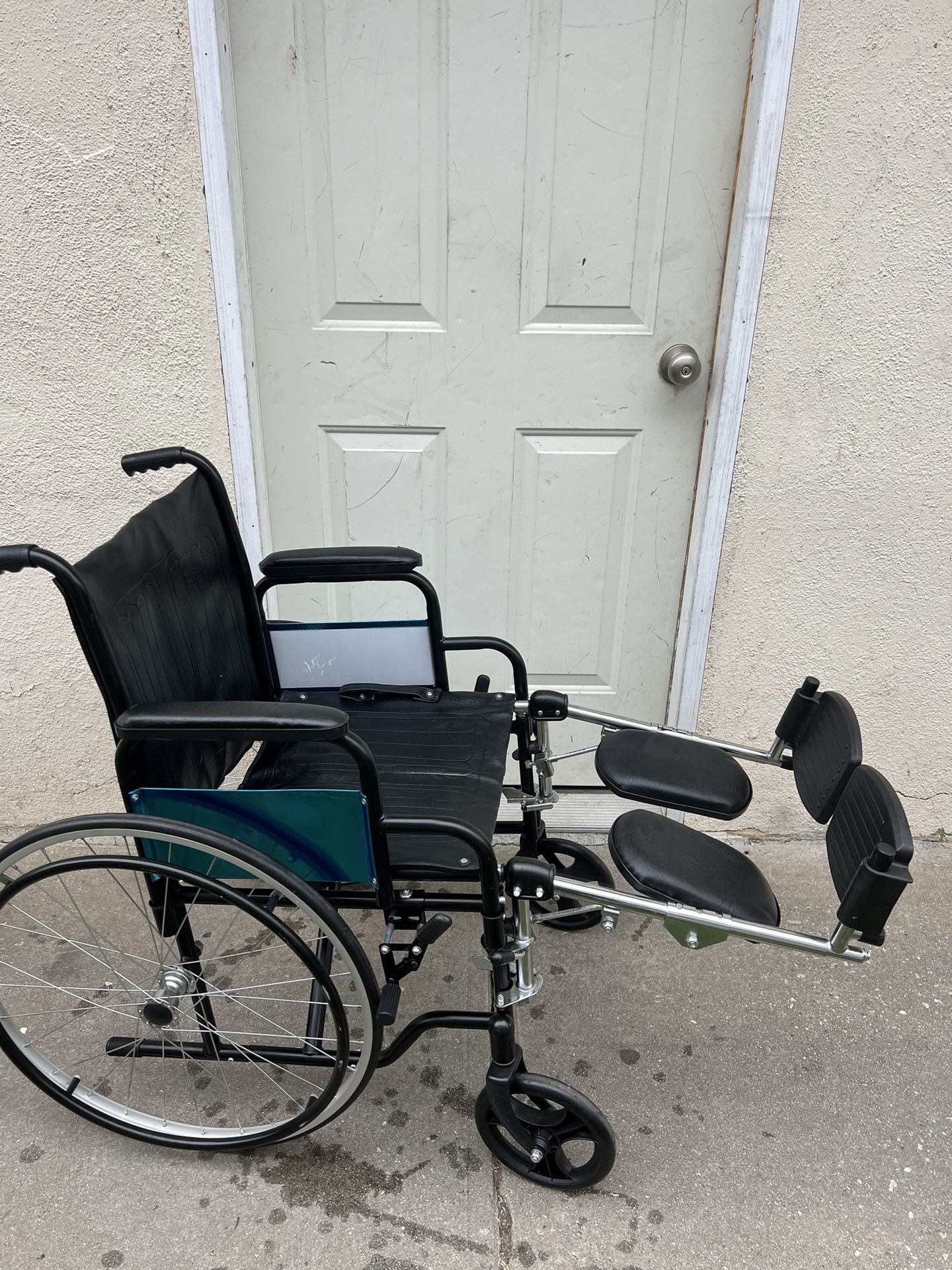 WHEELCHAIR WITH FOOTREST