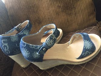 Ugg wedge Sandals. Size 7,5