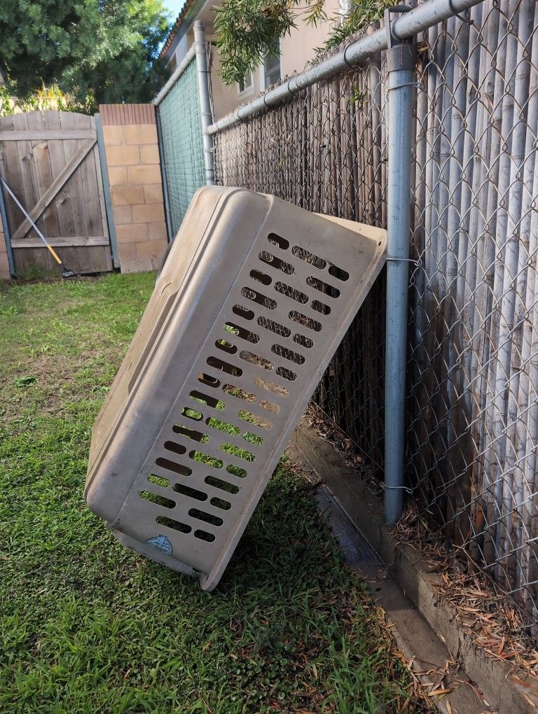 Dog Kennel/ Crate