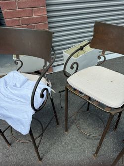 3 Chairs 2 Like New Lamps