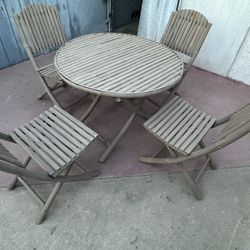Regular Patios Table Set One Table And Four Chairs In Good Condition  