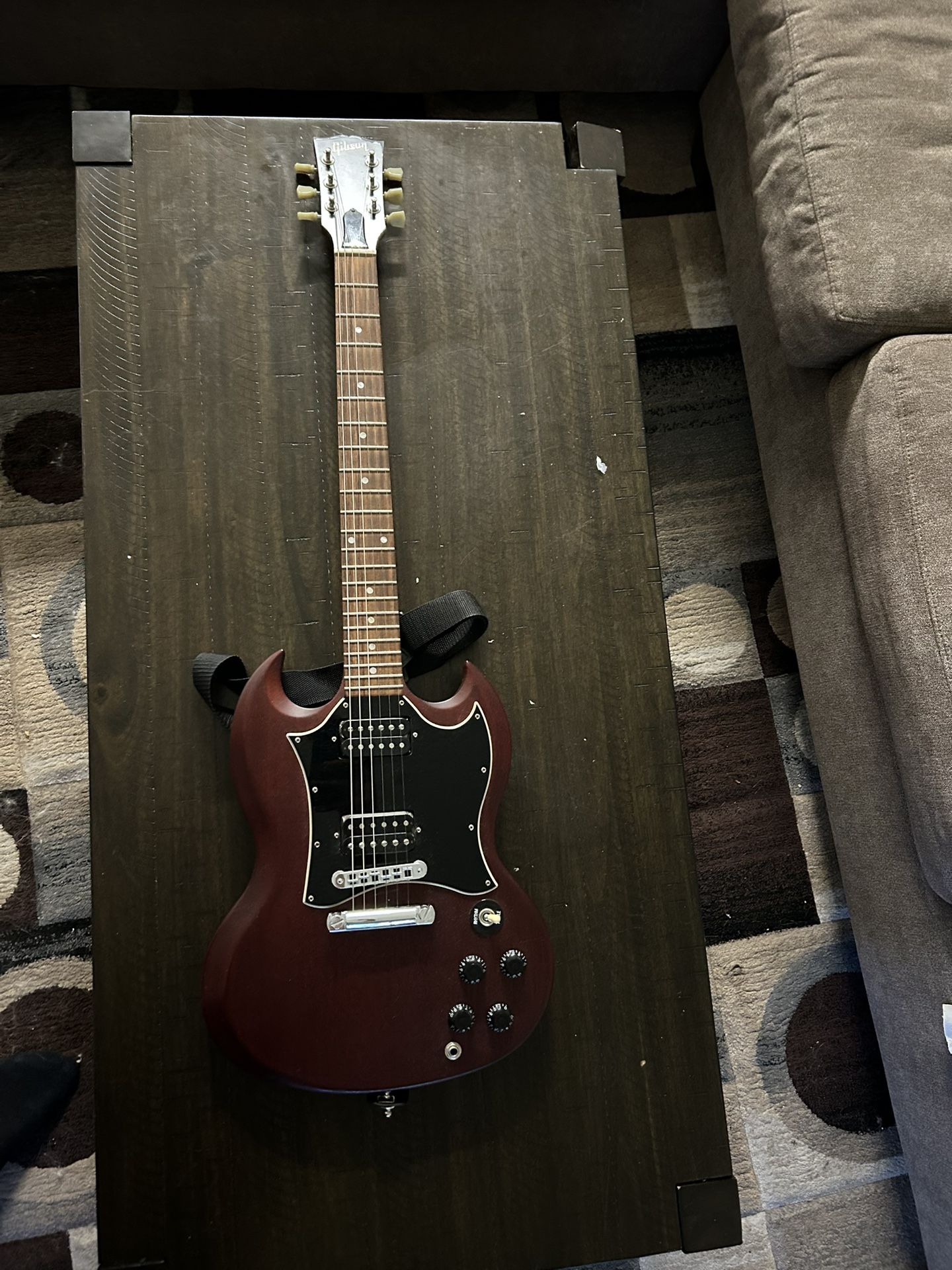 Gibson SG Cherrywood Finish (amp included)
