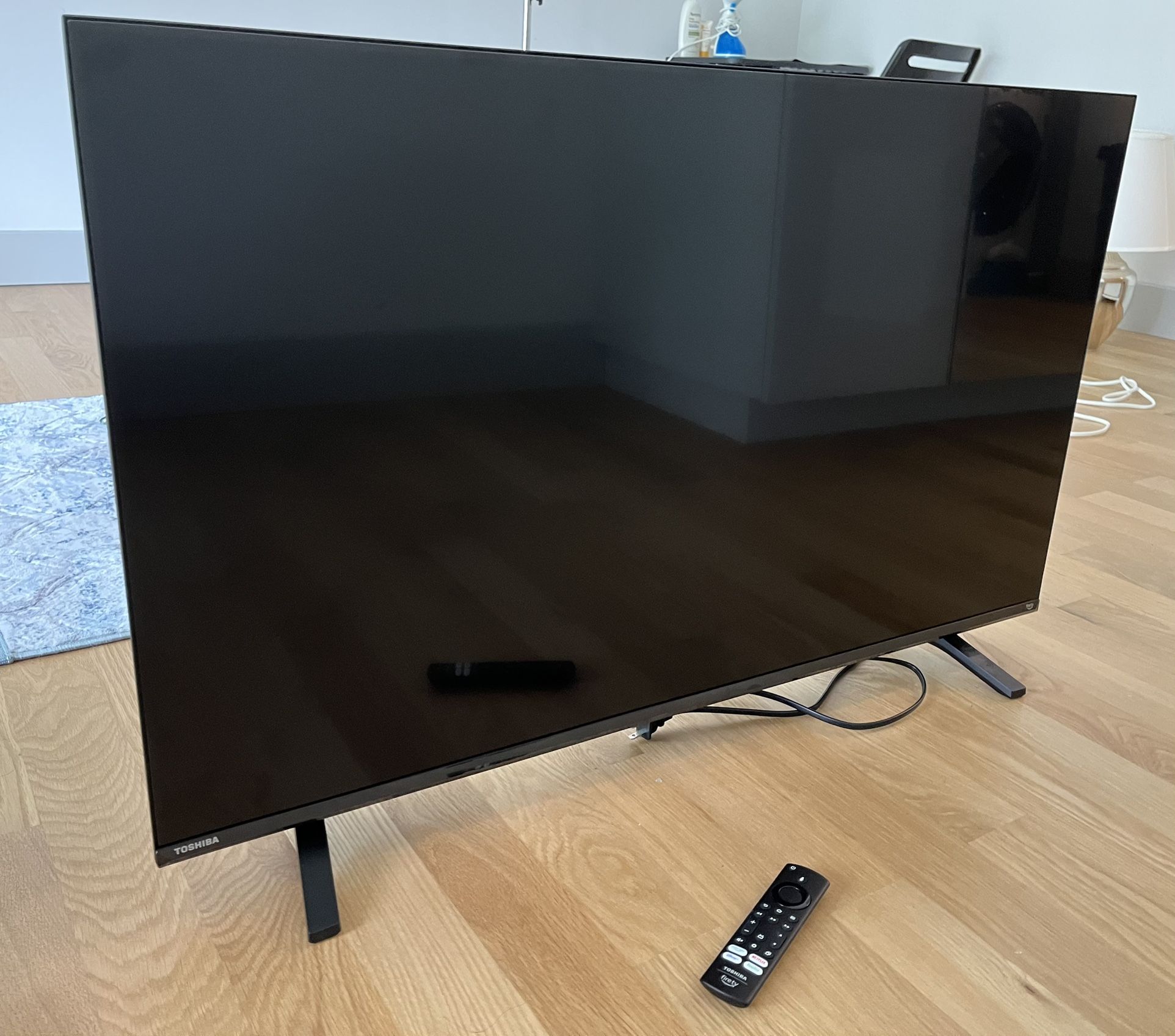 TOSHIBA 43” LED Full HD TV