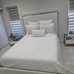 MODERN BED QUEEN SIZE LIKE NEW WITH TWO NIGHTSTANDS 