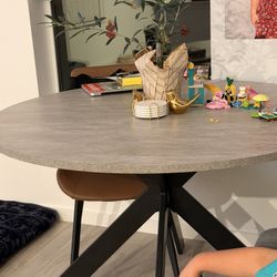 Dining Table / Chairs 