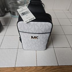 100% authentic, Michael Kors side bag. No never use tags detached