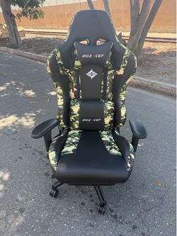 Gaming chair with massage and footrest, large computer desk chair, adjustable and reclining video game chair for gamers