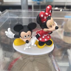 Figurine Mickey Mouse kissing Minnie’s hand