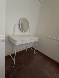 Dresser/make up desk