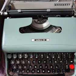 Olivetti Letters 22 Typewriter 