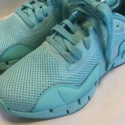 WOMENS SIZE 6 Reebok(NEW)