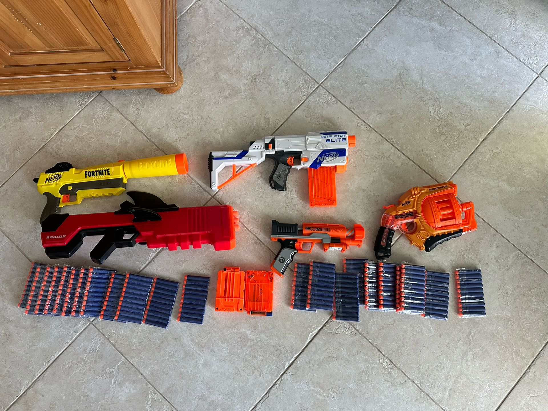 5 Nerf Guns and New and Unused Bullets