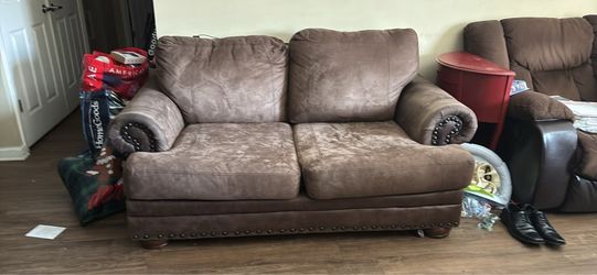 Brown couch 🛋️  2 seats 💺