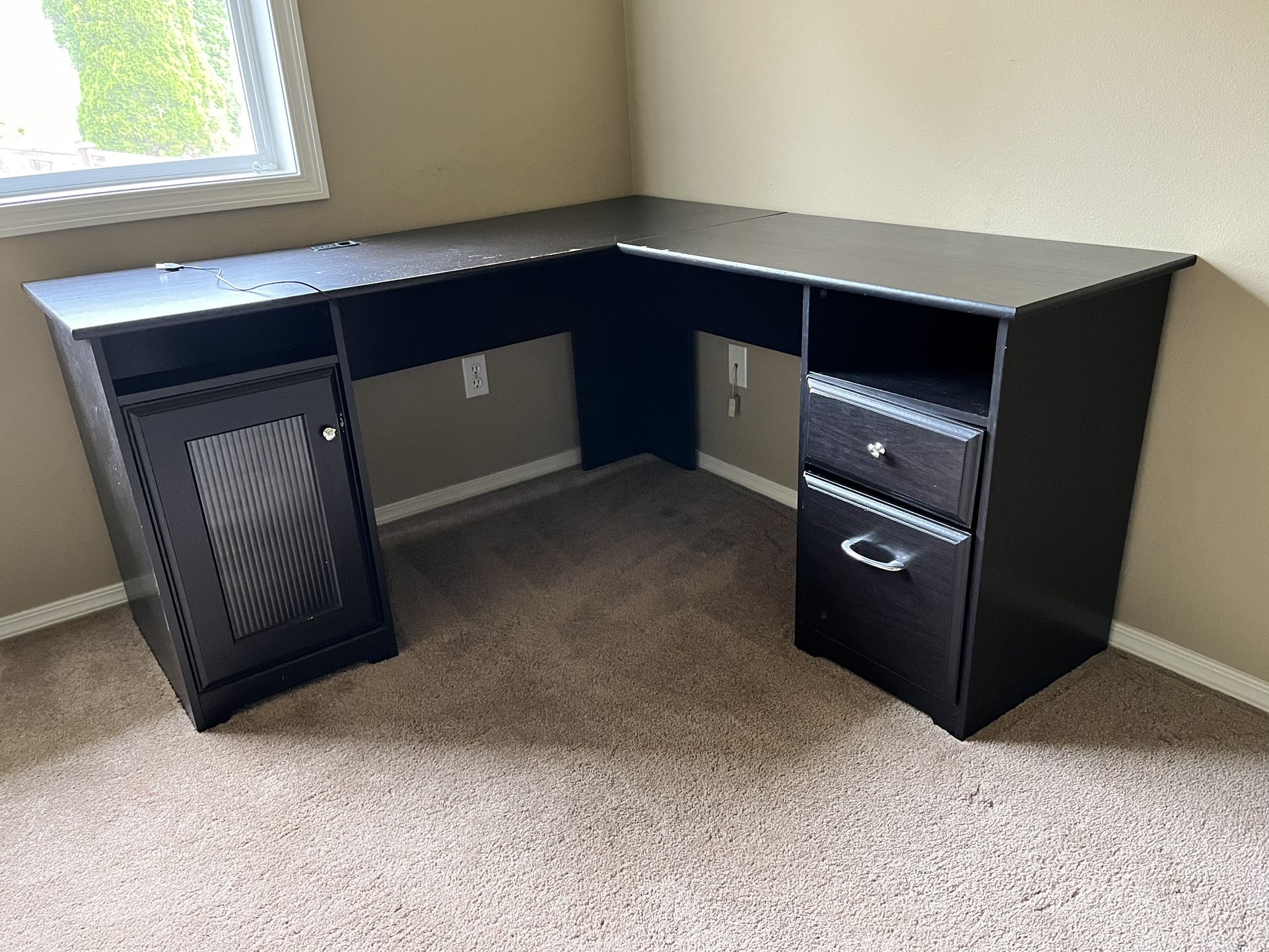Corner Desk With USB Ports for Sale in Bellevue, WA OfferUp