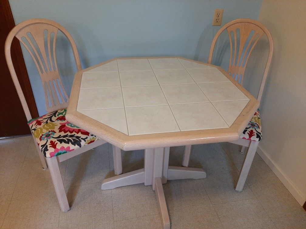 Small Kitchen Table with 2 chairs