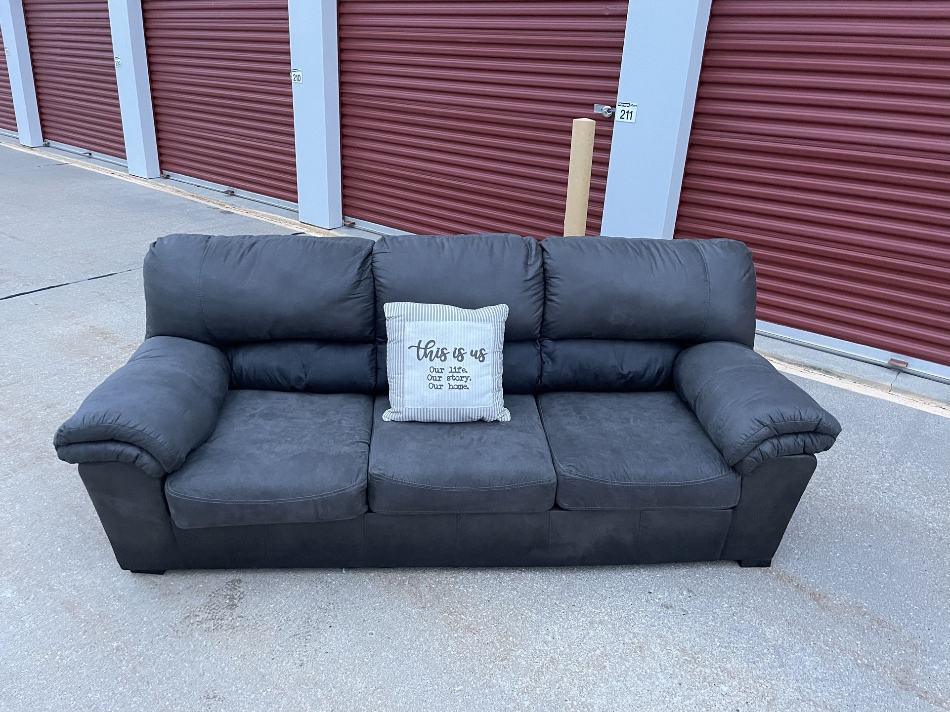 FREE DELIVERY 🚚 Awesome Gray Couch!