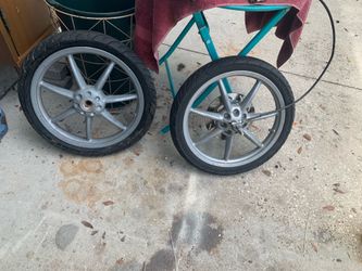 Scooter 🛵 Rims and 1 good tire.