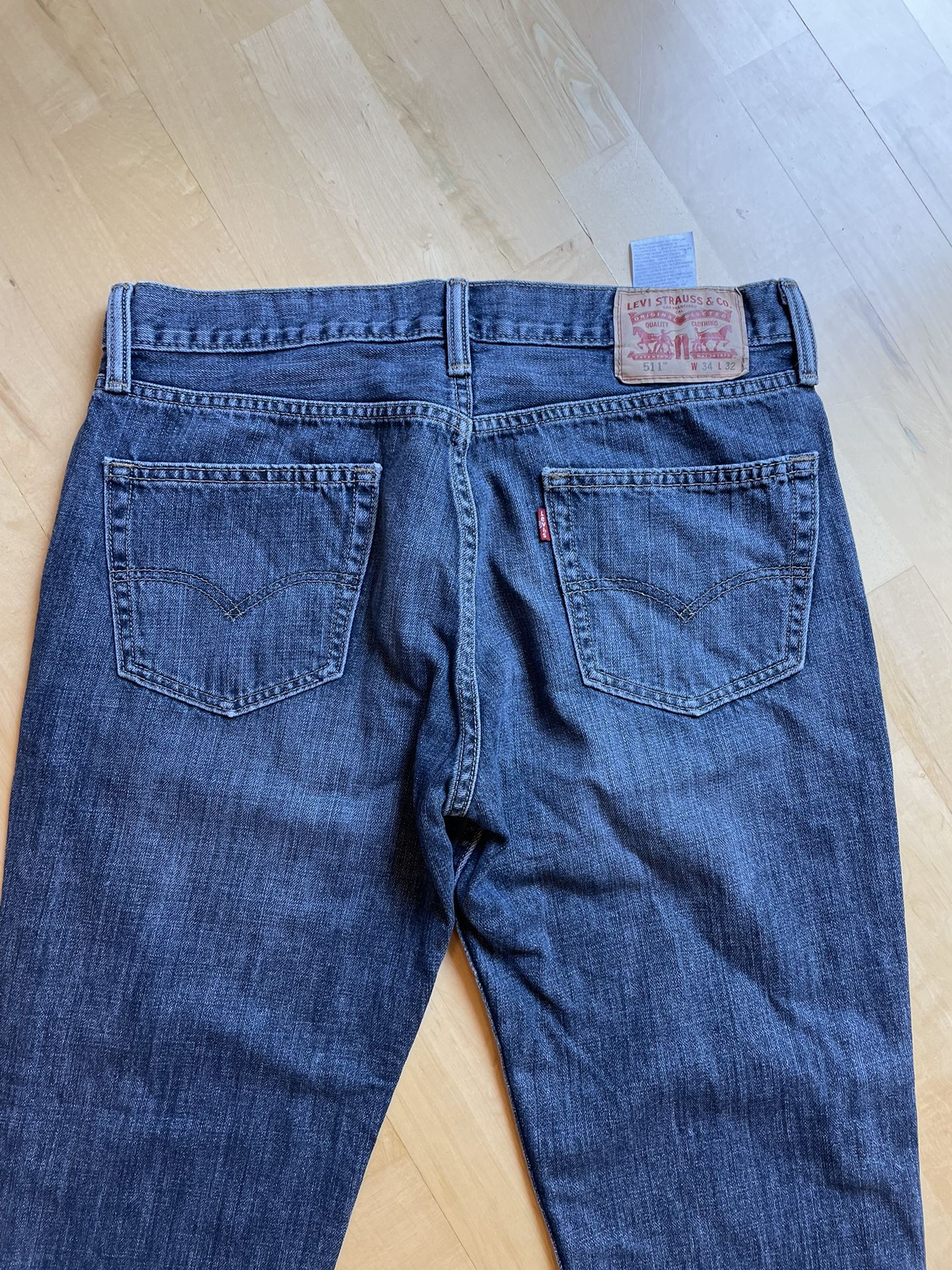 Levi’s men’s jeans medium wash 511size 34/30 slim fit Jean.