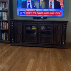 TV stand (TV NOT INCLUDED)