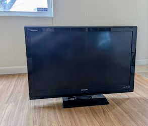 32" Sharp Aquos TV - working