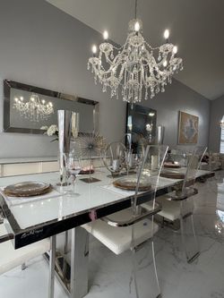 Besutiful table never used with chairs