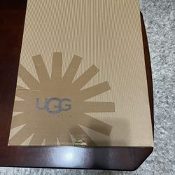 Women’s Uggs  Bailey Button.