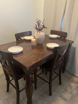 Expandable dinning table with chairs