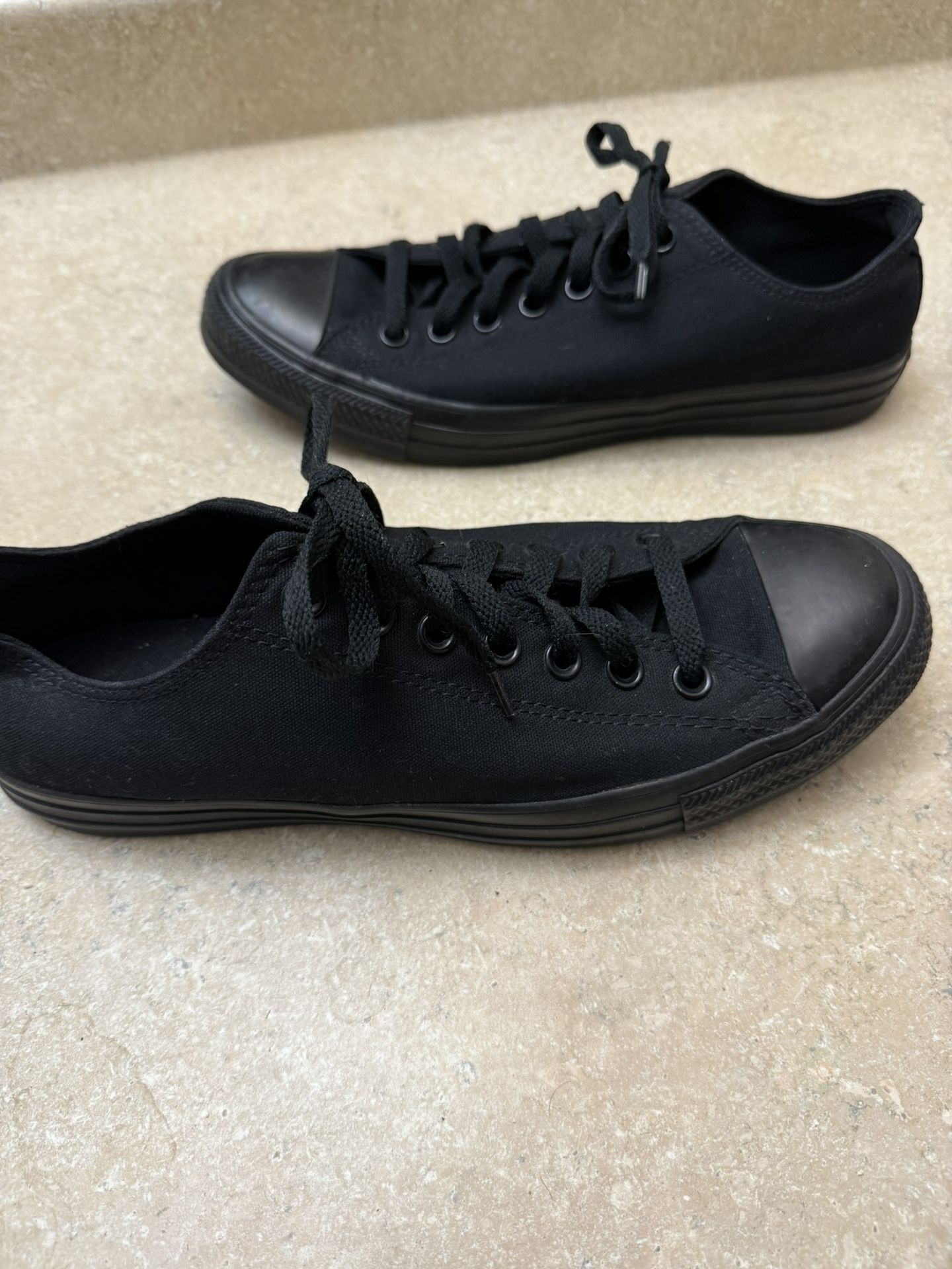 Low Top Chuck Taylor Converse 9.5